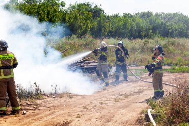1 Ağustos 2021 'de Rusya, Rostov-on-Don' da, Acil Durum Bakanlığı itfaiye ekibi ve inşaat alanında yangın çıktı..
