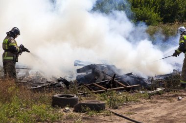 1 Ağustos 2021 'de Rusya, Rostov-on-Don' da, Acil Durum Bakanlığı itfaiye ekibi ve inşaat alanında yangın çıktı..