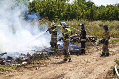 1 Ağustos 2021 'de Rusya, Rostov-on-Don' da, Acil Durum Bakanlığı itfaiye ekibi ve inşaat alanında yangın çıktı..