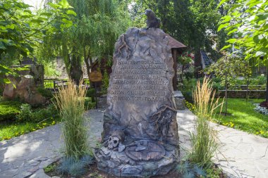 Antik kale ya da ortaçağ şatosu kulede saati olan. Logo parkında çocuklu aileler için bir yer. Güzel manzara. Kamensk, Rusya - 3 Ağustos 2021.