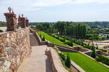 Antik kale ya da ortaçağ şatosu kulede saati olan. Logo parkında çocuklu aileler için bir yer. Güzel manzara. Kamensk, Rusya - 3 Ağustos 2021.