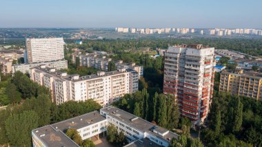 Rostov-on-Don 'un Voroshilovsky ilçesi, okul manzarası 107, hava manzarası: Rusya, Rostov-on-Don, 1 Ağustos 2021.