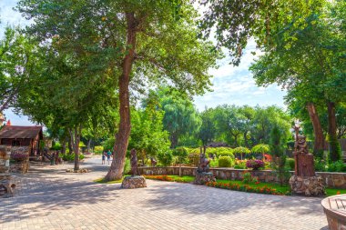 Antik kale ya da ortaçağ şatosu kulede saati olan. Logo parkında çocuklu aileler için bir yer. Güzel manzara. Kamensk, Rusya - 3 Ağustos 2021.