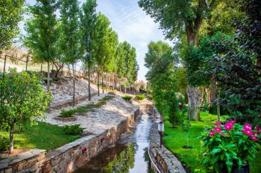 Antik kale ya da ortaçağ şatosu kulede saati olan. Logo parkında çocuklu aileler için bir yer. Güzel manzara. Kamensk, Rusya - 3 Ağustos 2021.