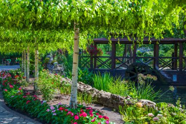 Antik kale ya da ortaçağ şatosu kulede saati olan. Logo parkında çocuklu aileler için bir yer. Güzel manzara. Kamensk, Rusya - 3 Ağustos 2021.