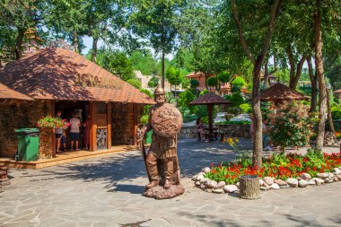 Antik kale ya da ortaçağ şatosu kulede saati olan. Logo parkında çocuklu aileler için bir yer. Güzel manzara. Kamensk, Rusya - 3 Ağustos 2021.