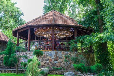 Antik kale ya da ortaçağ şatosu kulede saati olan. Logo parkında çocuklu aileler için bir yer. Güzel manzara. Kamensk, Rusya - 3 Ağustos 2021.