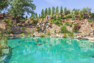 Antik kale ya da ortaçağ şatosu kulede saati olan. Logo parkında çocuklu aileler için bir yer. Güzel manzara. Kamensk, Rusya - 3 Ağustos 2021.