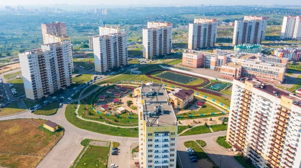 具有游乐场和运动场的现代区域 Suvorovsky 住宅区 俄罗斯 罗斯托夫顿区 2021年8月1日 — 图库照片