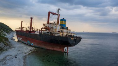 Kıyıdaki kargo gemisi Rio bir gemi enkazından sonra ayrıldı. Kabardinka, Rusya, 23 Ağustos 2021.