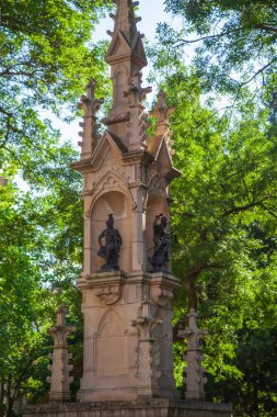 Antika sütunlar, antik çeşme ve Zeus tapınağı, kilise, Kabardinka köyündeki Eski Park 'ta köprüleri olan dekoratif kale, tatil beldesi Gelendzhik, Rusya, 23 Ağustos 2021