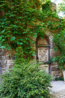 Antika sütunlar, antik çeşme ve Zeus tapınağı, kilise, Kabardinka köyündeki Eski Park 'ta köprüleri olan dekoratif kale, tatil beldesi Gelendzhik, Rusya, 23 Ağustos 2021