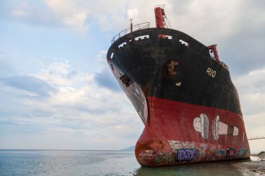 Kıyıdaki kargo gemisi Rio bir gemi enkazından sonra ayrıldı. Kabardinka, Rusya, 23 Ağustos 2021.