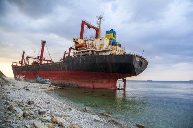 Kıyıdaki kargo gemisi Rio bir gemi enkazından sonra ayrıldı. Kabardinka, Rusya, 23 Ağustos 2021.