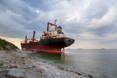 Kıyıdaki kargo gemisi Rio bir gemi enkazından sonra ayrıldı. Kabardinka, Rusya, 23 Ağustos 2021.