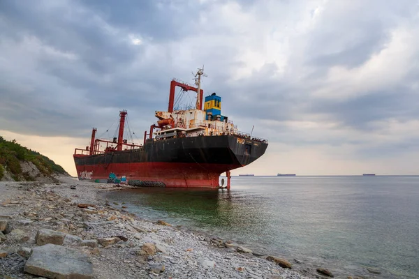 Kıyıdaki kargo gemisi Rio bir gemi enkazından sonra ayrıldı. Kabardinka, Rusya, 23 Ağustos 2021.