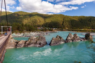 Altai Dağları, Katun Nehri, Turkuaz Nehri manzarası Katun ve Altai Dağları, Sonbahar sezonu. Kaya sırtı 