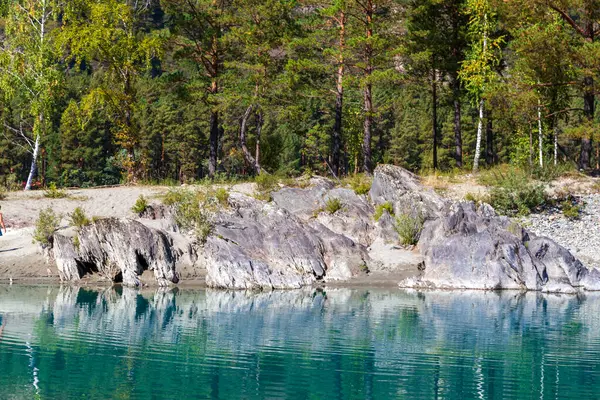 Altai Dağları, Katun Nehri, Turkuaz Nehri manzarası Katun ve Altai Dağları, Sonbahar sezonu