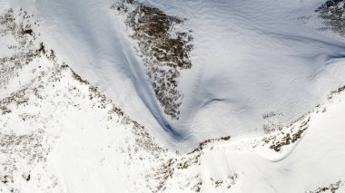 Kafkasya Dağları, Belalakaya, Sofrudzhu ve Sulakhat dağları ile kayak yamacının panoramik manzarası kış günü ufukta. Dombai kayak merkezi, Batı Kafkasya, Karachai-Cthe, Rusya.