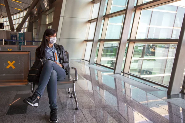 Girl Airport Waiting Room Bored Woman Suitcase Airport Waiting Room — Stock Photo, Image