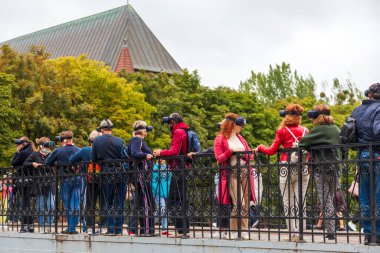 Geziler için yeni teknolojiler. Üç boyutlu sanal gerçeklik gözlükleriyle gezi grubu turu. Kalininingrad, Rusya 29 Ağustos 2021