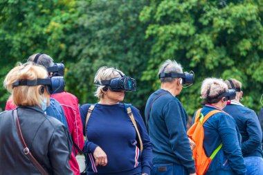 Geziler için yeni teknolojiler. Üç boyutlu sanal gerçeklik gözlükleriyle gezi grubu turu. Kalininingrad, Rusya 29 Ağustos 2021