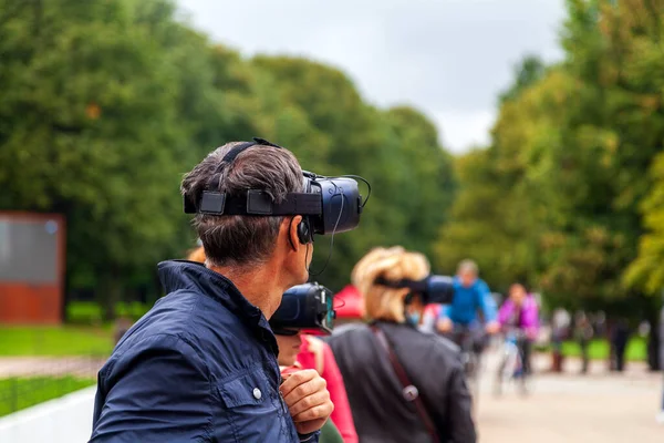 Geziler için yeni teknolojiler. Üç boyutlu sanal gerçeklik gözlükleriyle gezi grubu turu. Kalininingrad, Rusya 29 Ağustos 2021