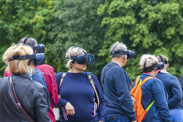 Geziler için yeni teknolojiler. Üç boyutlu sanal gerçeklik gözlükleriyle gezi grubu turu. Kalininingrad, Rusya 29 Ağustos 2021