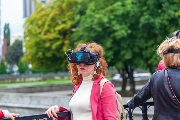 Geziler için yeni teknolojiler. Üç boyutlu sanal gerçeklik gözlükleriyle gezi grubu turu. Kalininingrad, Rusya 29 Ağustos 2021