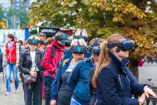 Geziler için yeni teknolojiler. Üç boyutlu sanal gerçeklik gözlükleriyle gezi grubu turu. Kalininingrad, Rusya 29 Ağustos 2021