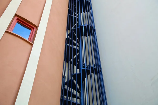 A fragment of a building with a spiral staircase — Stock Photo, Image