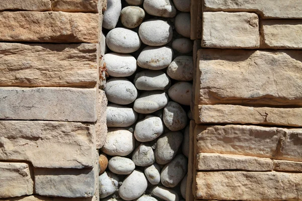 Kamienne ściany ozdobione są kostki brukowej — Zdjęcie stockowe