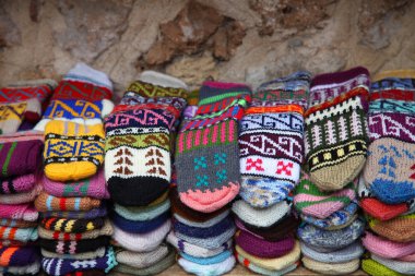 Parlak mittens ve taştan bir duvar bir arka plan üzerinde bir süsleme ile çorap