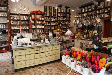 Verona, İtalya - 31 Ağustos 2012: Güzel İtalyan alışveriş ile renkli mutfak eşyaları Verona, İtalya