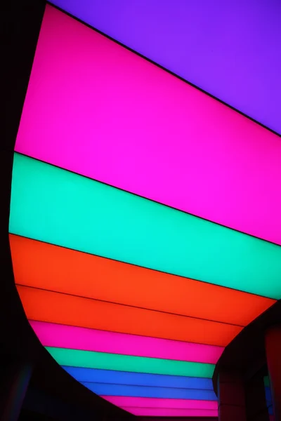 Разноцветный светодиодный ящик в потолке как лампа ночью Стоковое Фото
