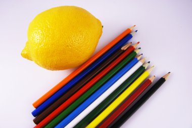 taze limon ve renkli kalemler