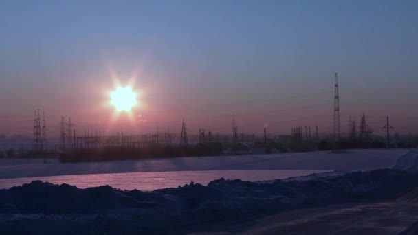 Vacker solnedgång över elektriska plan — Stockvideo