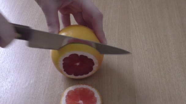 Schneiden von reifen frischen saftigen Grapefruits — Stockvideo
