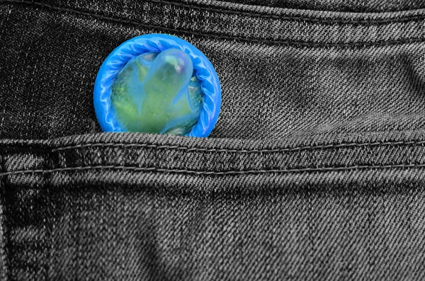 Blå kondom pack i baglomme jeans, abort koncept . - Stock-foto