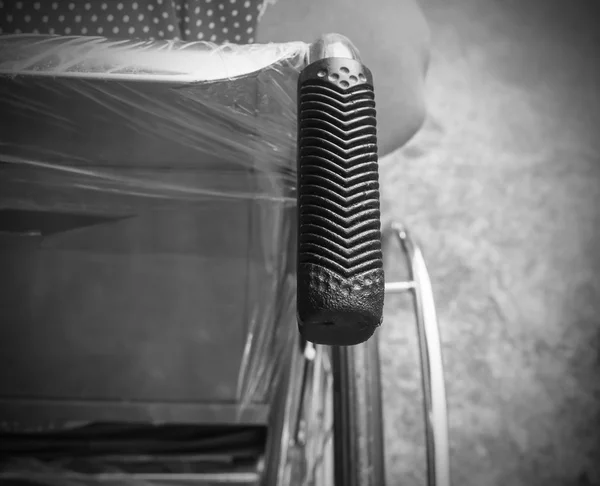 Zbliżenie starszych pacjentów kobieta na wózku inwalidzkim czarno-białym. rozmycie . — Zdjęcie stockowe