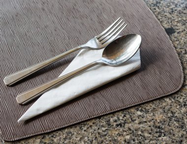 Gümüş ve masa örtüsü örtüleri.