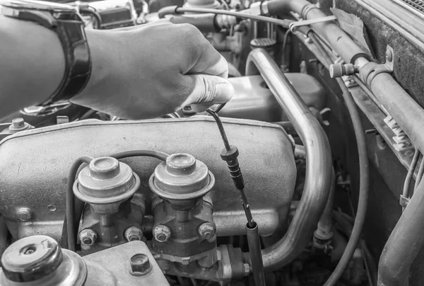 El coche está revisando el aceite. blanco y negro . — Foto de Stock