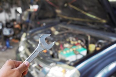 El araba motoru bulanık resim kontrol anahtarı ile.