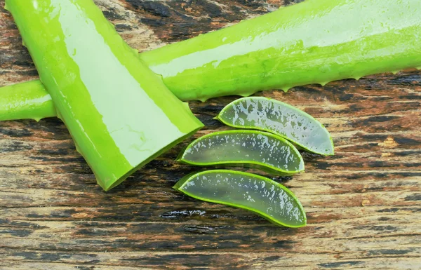 Aloe vera di atas meja kayu . — Stok Foto