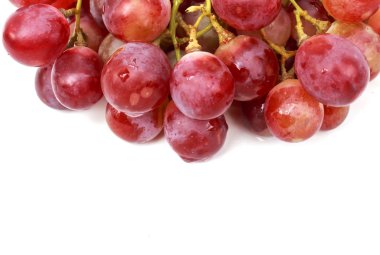 Beyaz üzerine izole edilmiş kırmızı üzüm.