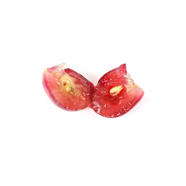 Красный виноград, выделенный на белом — стоковое фото