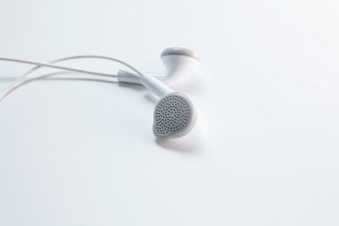 Beyaz bir arka plan üzerinde izole beyaz kulaklık