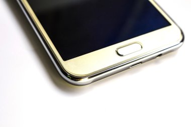 Cep telefonu beyaza izole edildi.