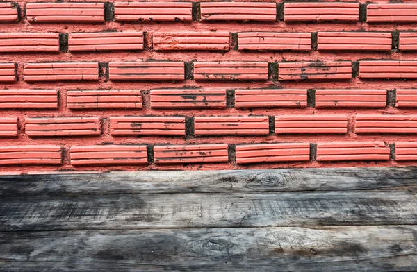 Leerer alter Holztisch an roter Ziegelwand . — Stockfoto