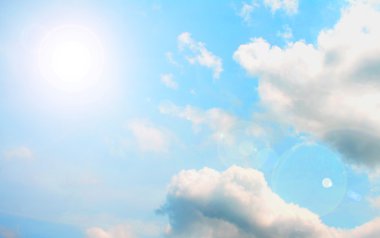 Bulutlu ve güneşli gökyüzü